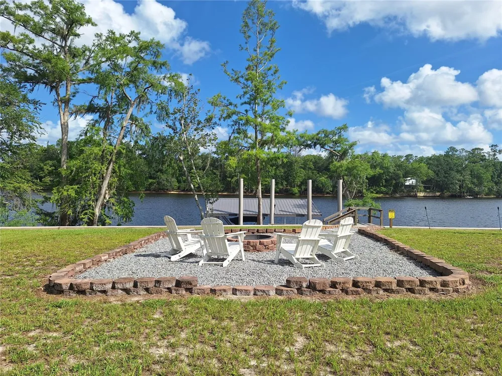 8213 RIVERVIEW ROAD Fanning Springs, FL 32693