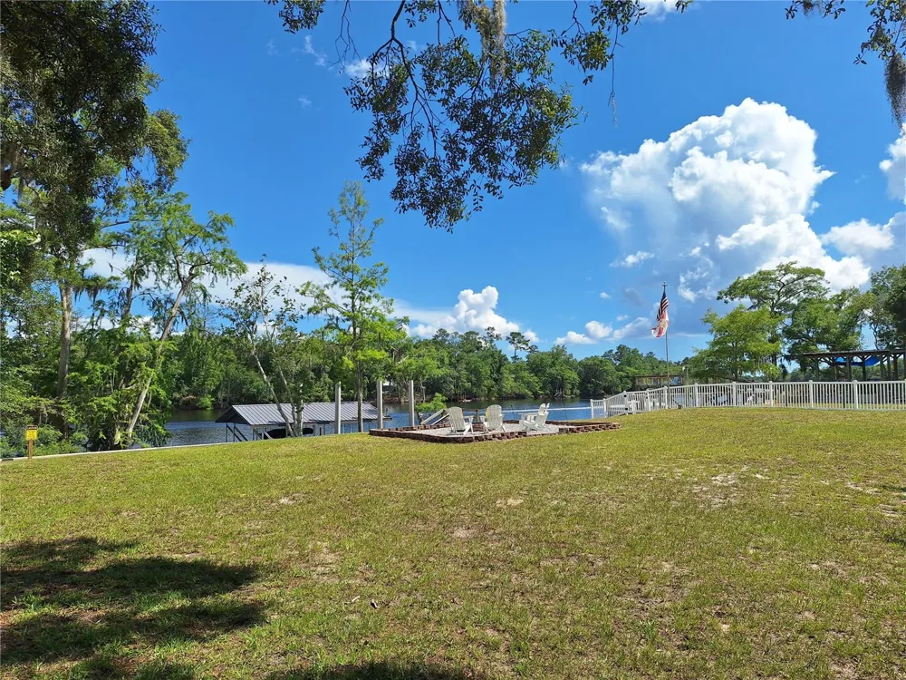 8213 RIVERVIEW ROAD Fanning Springs, FL 32693