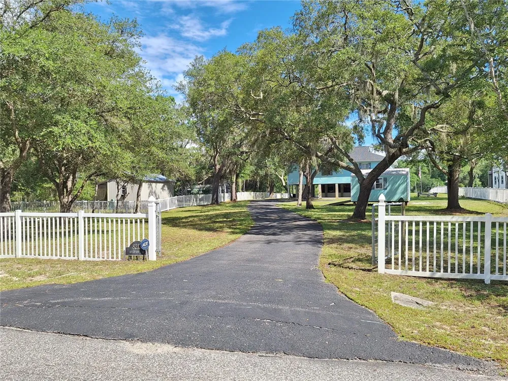 8213 RIVERVIEW ROAD Fanning Springs, FL 32693