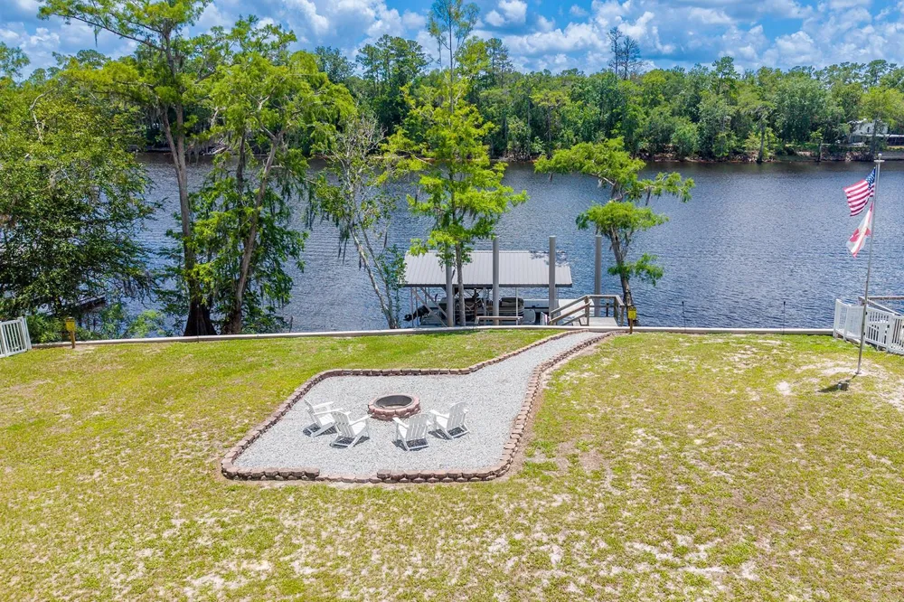 8213 RIVERVIEW ROAD Fanning Springs, FL 32693