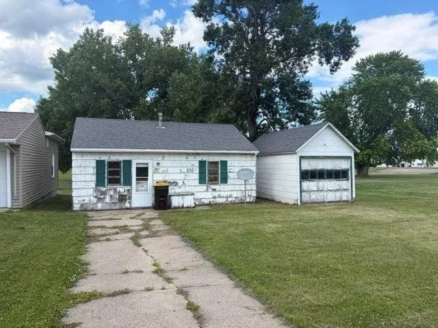 522 E 2nd Street Truman, MN 56088