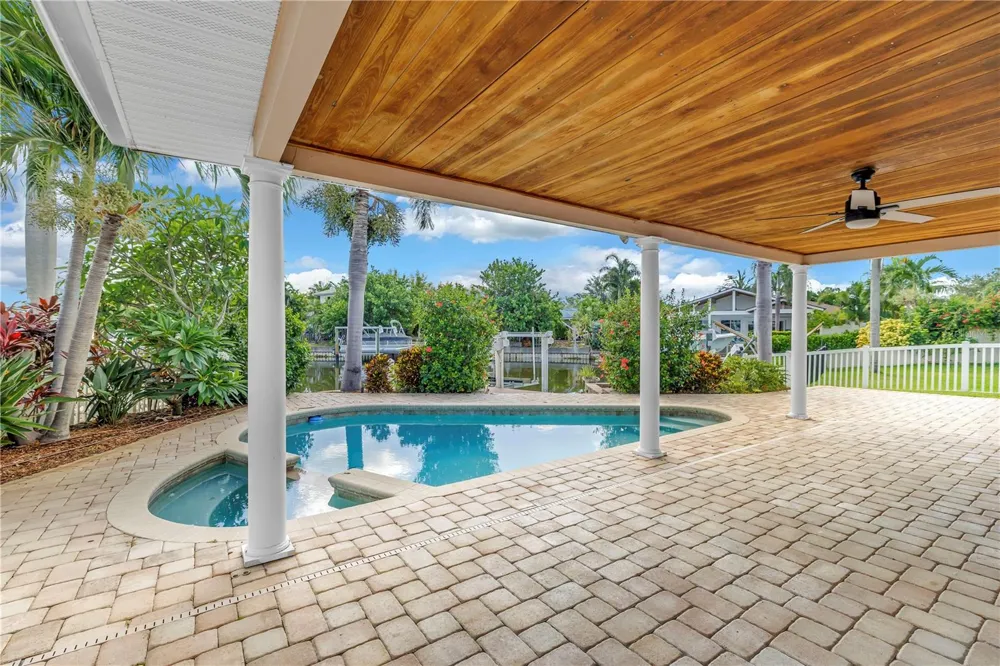 1820 TANGLEWOOD DRIVE NE St Petersburg, FL 33702