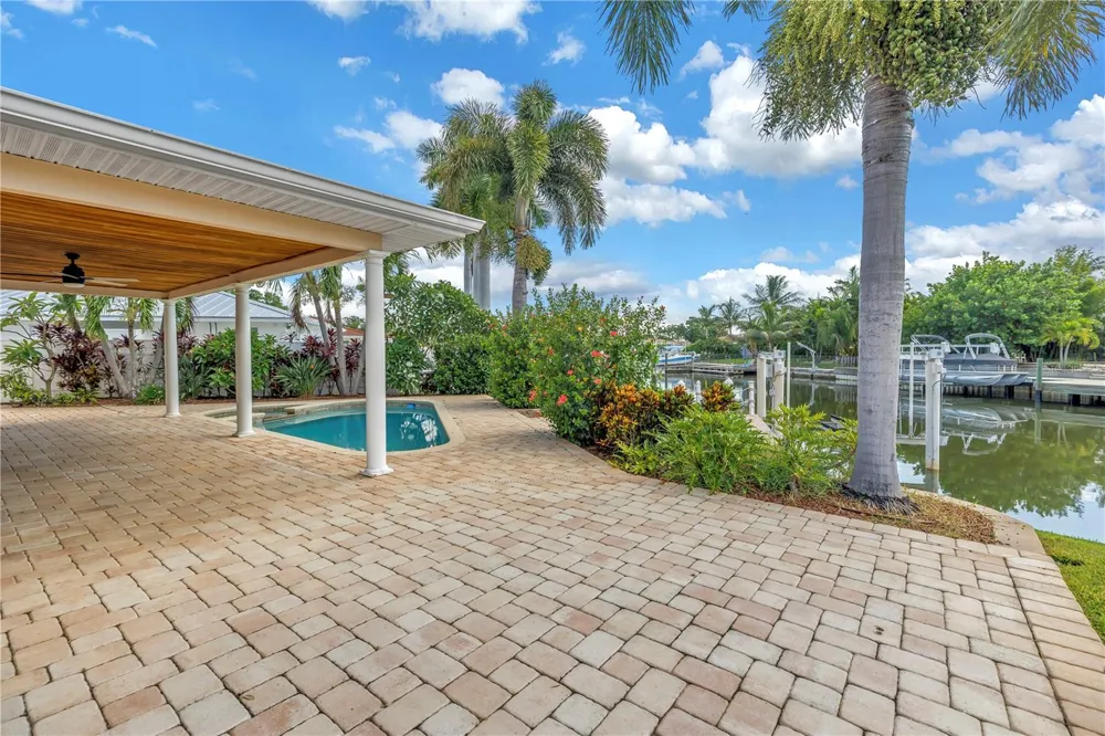 1820 TANGLEWOOD DRIVE NE St Petersburg, FL 33702