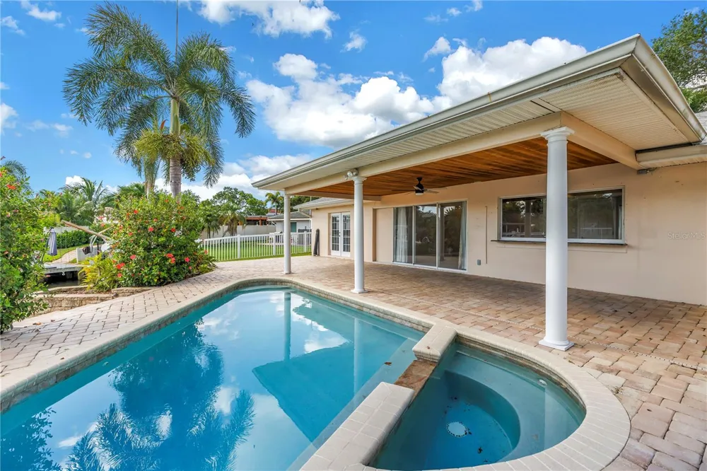 1820 TANGLEWOOD DRIVE NE St Petersburg, FL 33702
