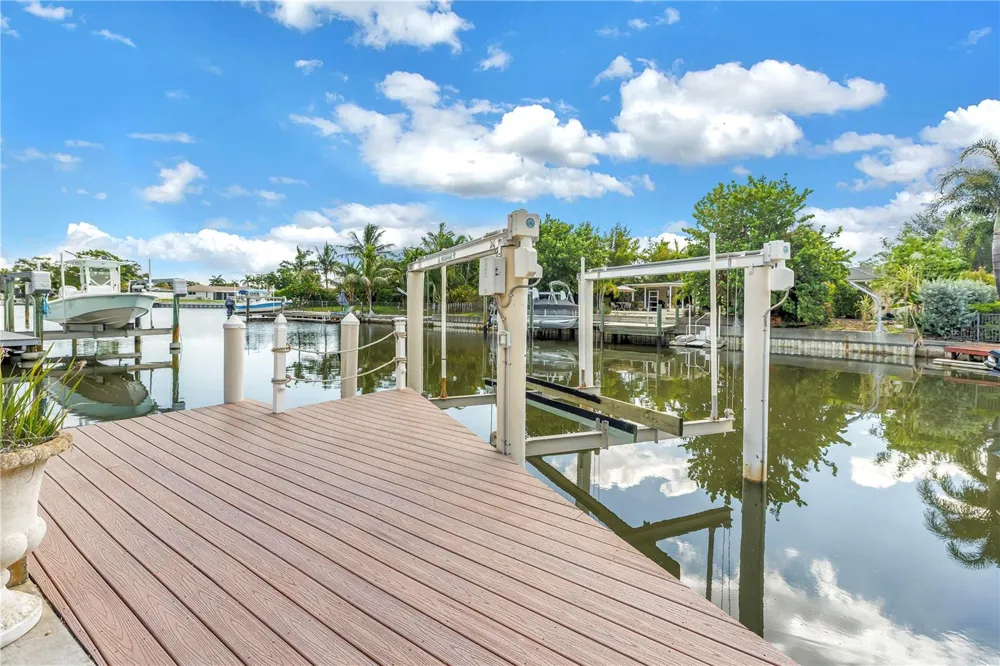1820 TANGLEWOOD DRIVE NE St Petersburg, FL 33702