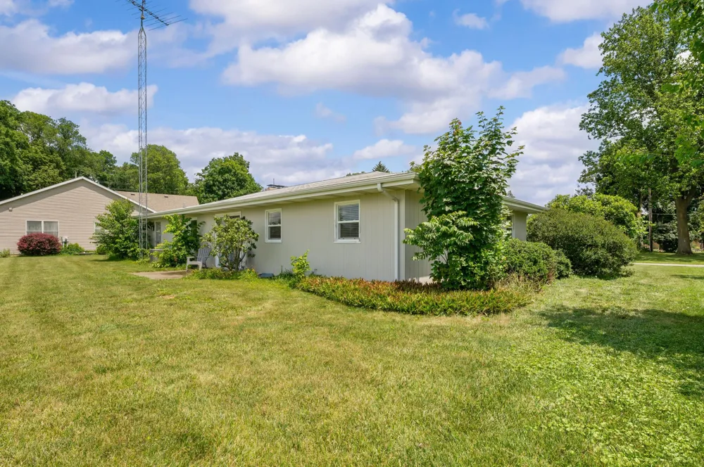 8956 Maplewood Drive Oronoko Charter Township, MI 49103
