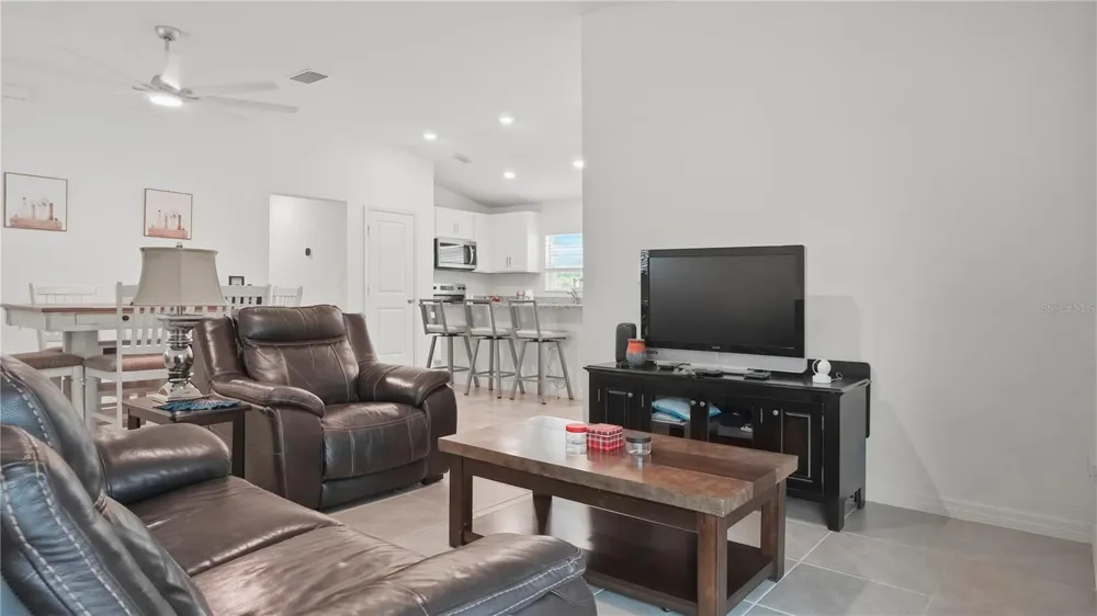 707 CHESTNUT LANE Auburndale, FL 33823
