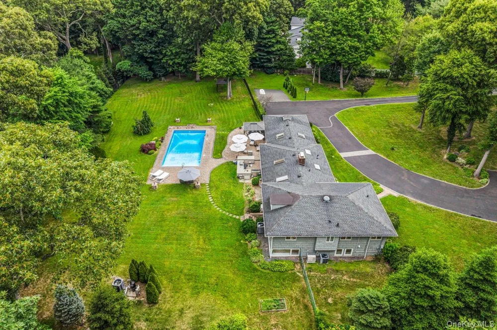 19 Tappentown Lane Brookville, NY 11545