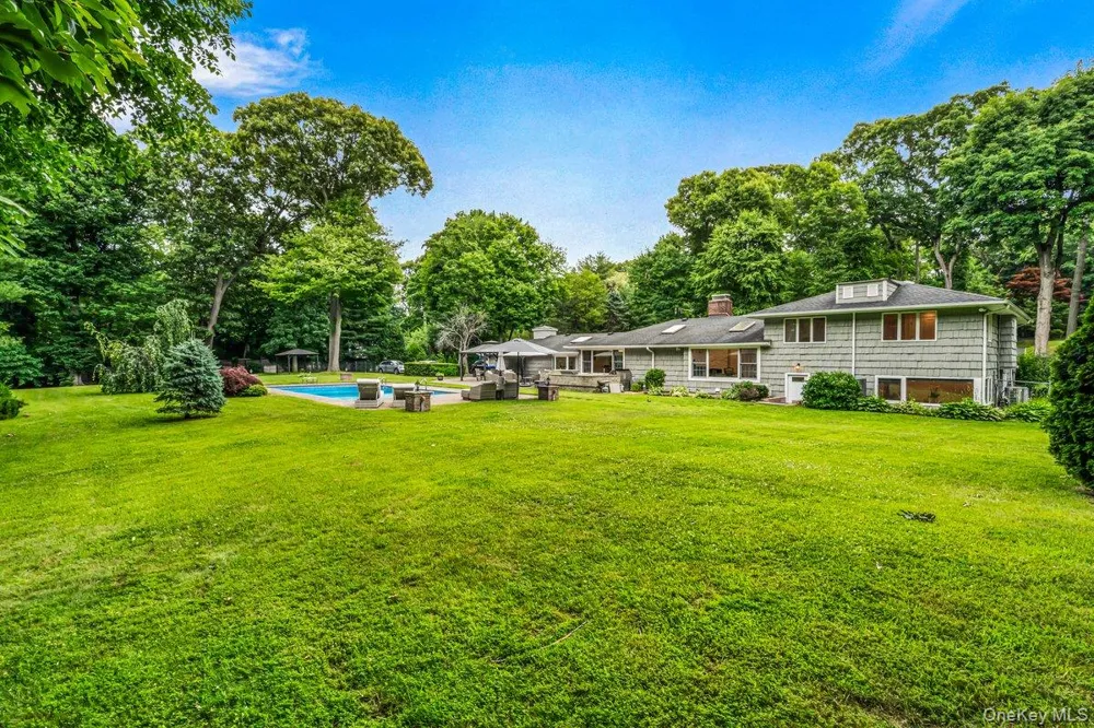 19 Tappentown Lane Brookville, NY 11545
