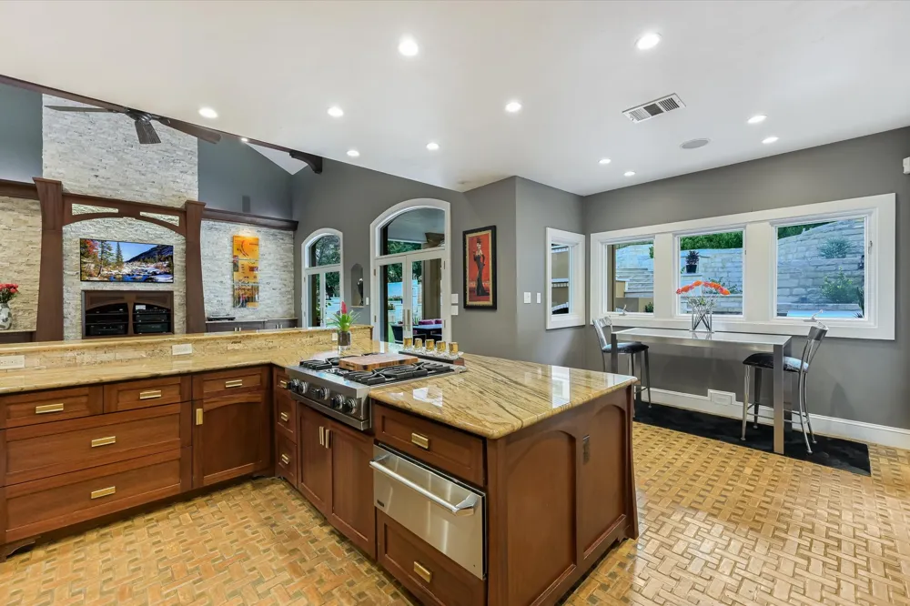 206 Las Lomas Drive West Lake Hills, TX 78746