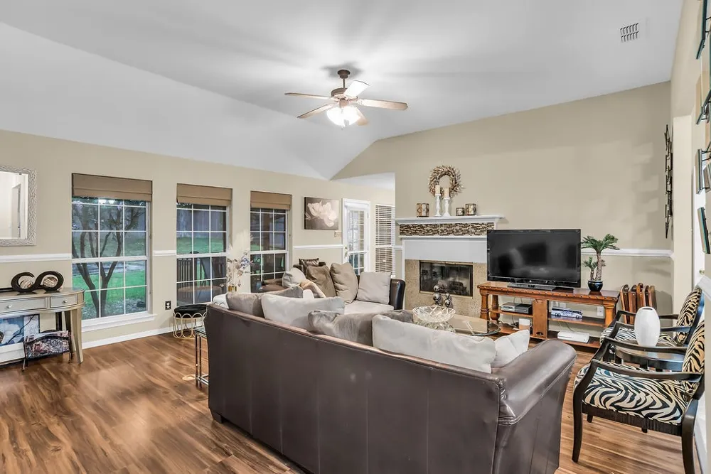 412 Glenbrook Drive Kennedale, TX 76060