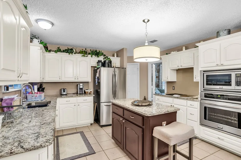 412 Glenbrook Drive Kennedale, TX 76060