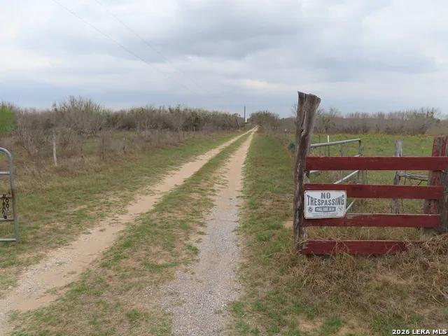 678 TANK HOLLOW RD Poteet, TX 78065