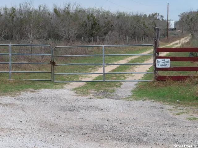 678 TANK HOLLOW RD Poteet, TX 78065