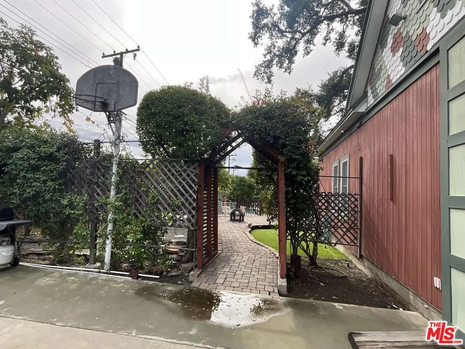 822 Silverwood Avenue Upland, CA 91786