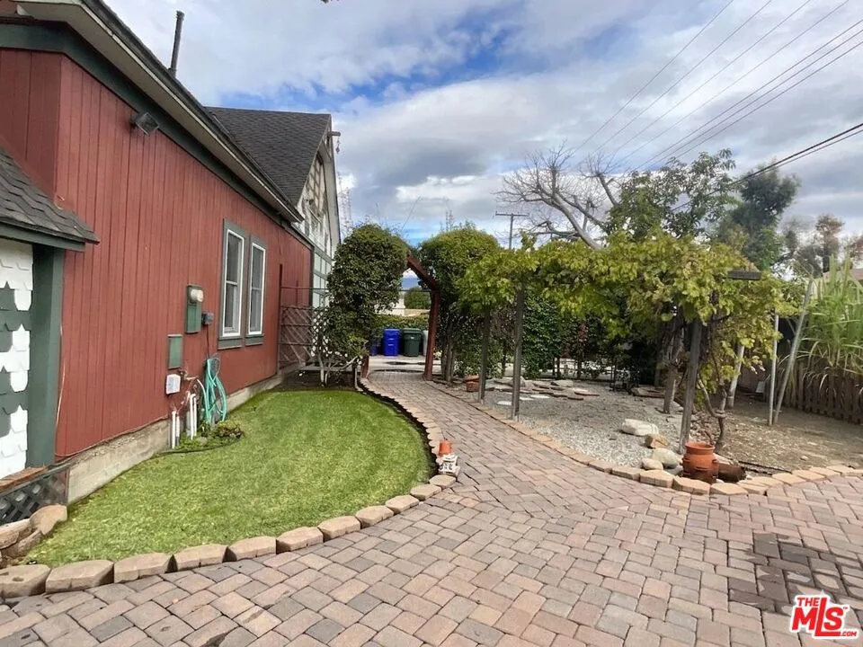 822 Silverwood Avenue Upland, CA 91786