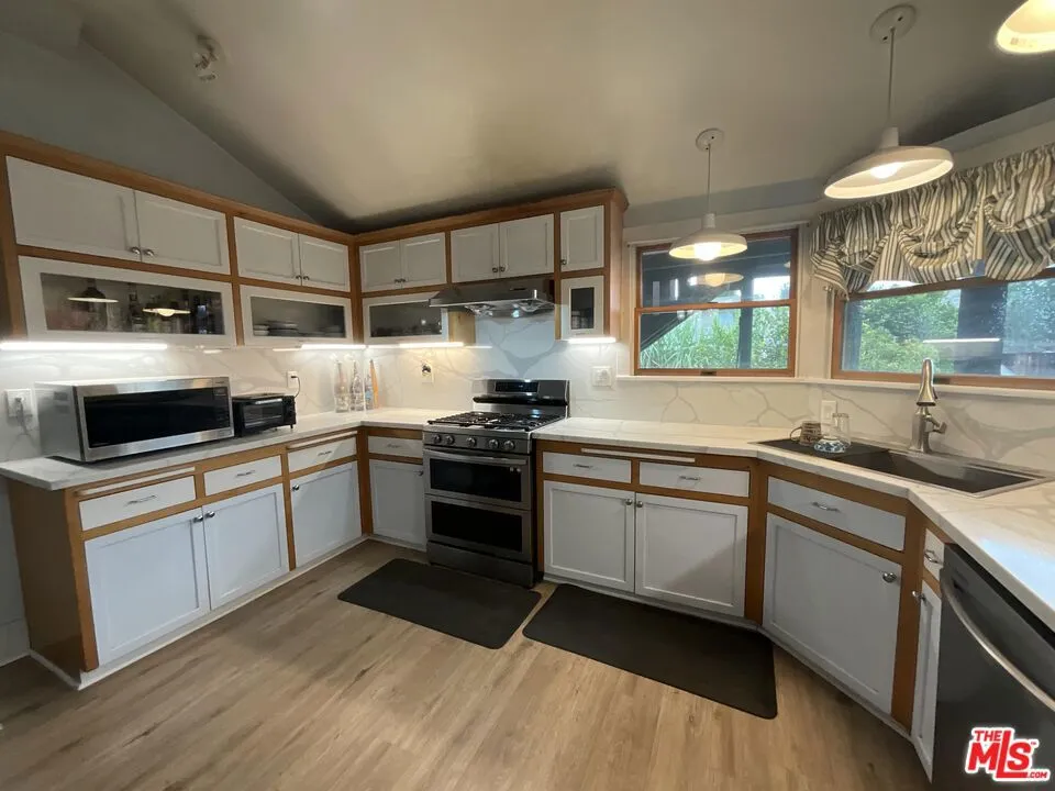 822 Silverwood Avenue Upland, CA 91786