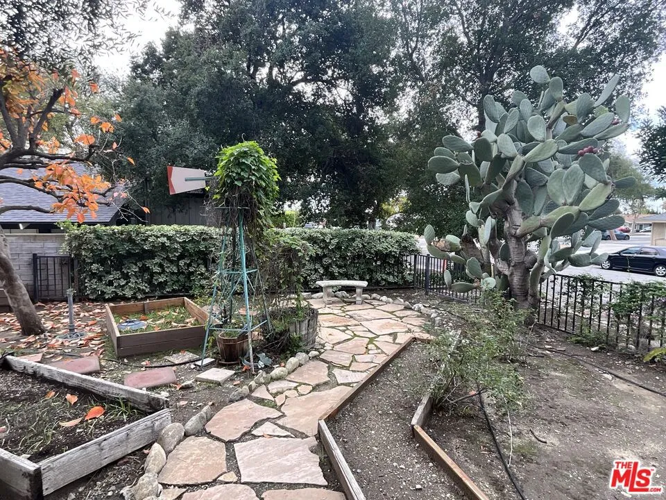 822 Silverwood Avenue Upland, CA 91786