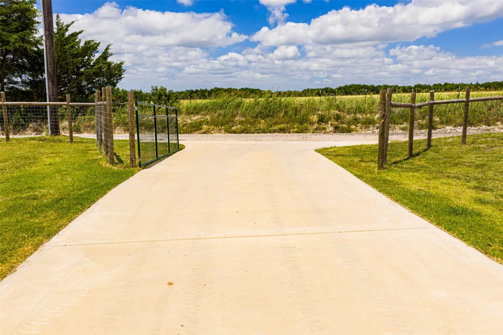 761 Dovie Lane Milford, TX 76670