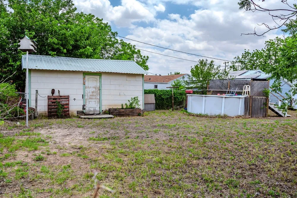 325 NW Avenue I Hamlin, TX 79520