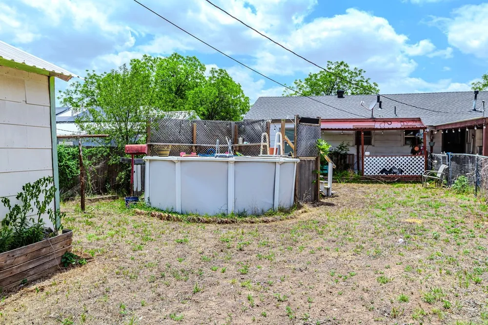 325 NW Avenue I Hamlin, TX 79520