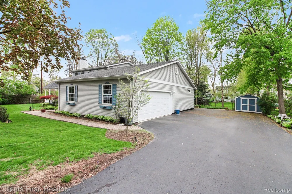 259 Wing Court Northville City, MI 48167