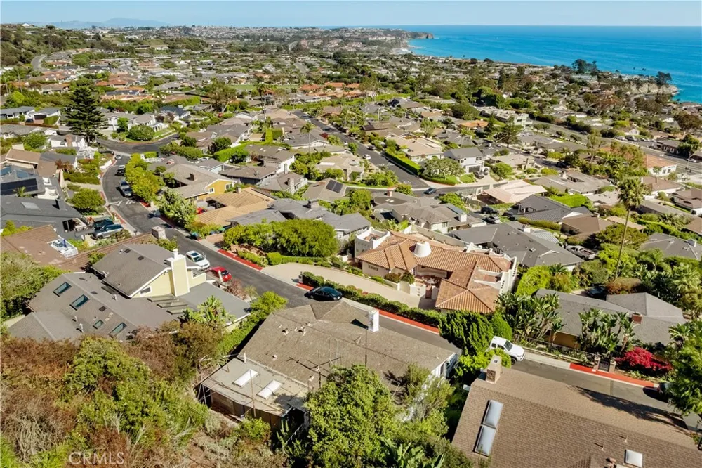 17 Vista De La Luna Laguna Beach, CA 92651