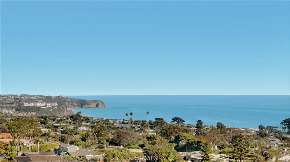 17 Vista De La Luna Laguna Beach, CA 92651