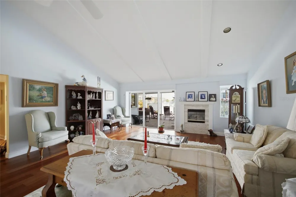 4912 58TH AVENUE S St Petersburg, FL 33715