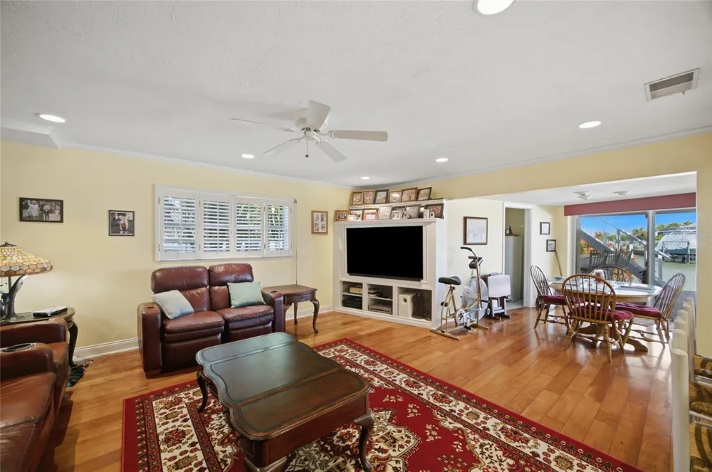 4912 58TH AVENUE S St Petersburg, FL 33715