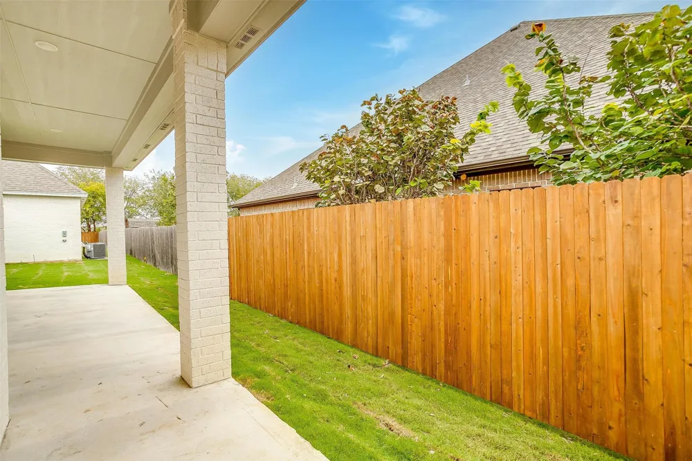 991 Hulen Crowley, TX 76036
