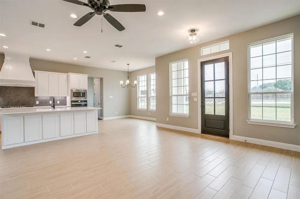 991 Hulen Crowley, TX 76036