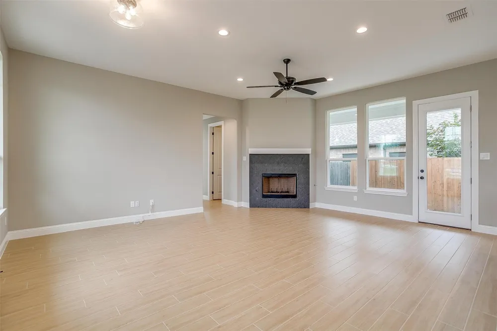 991 Hulen Crowley, TX 76036