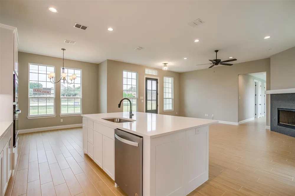 991 Hulen Crowley, TX 76036