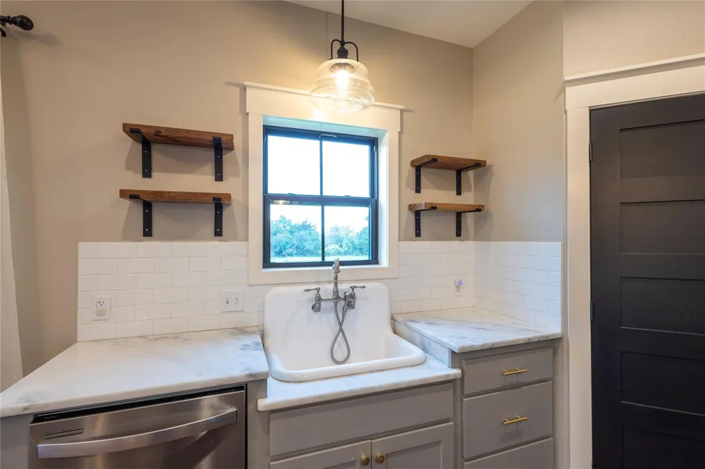 1252 County Road 388 Hallettsville, TX 77964