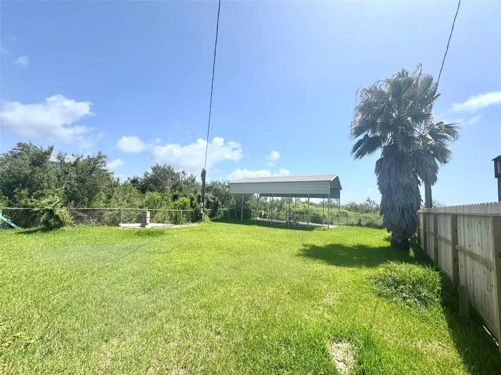 1048 Blacks Slip Gilchrist, TX 77617