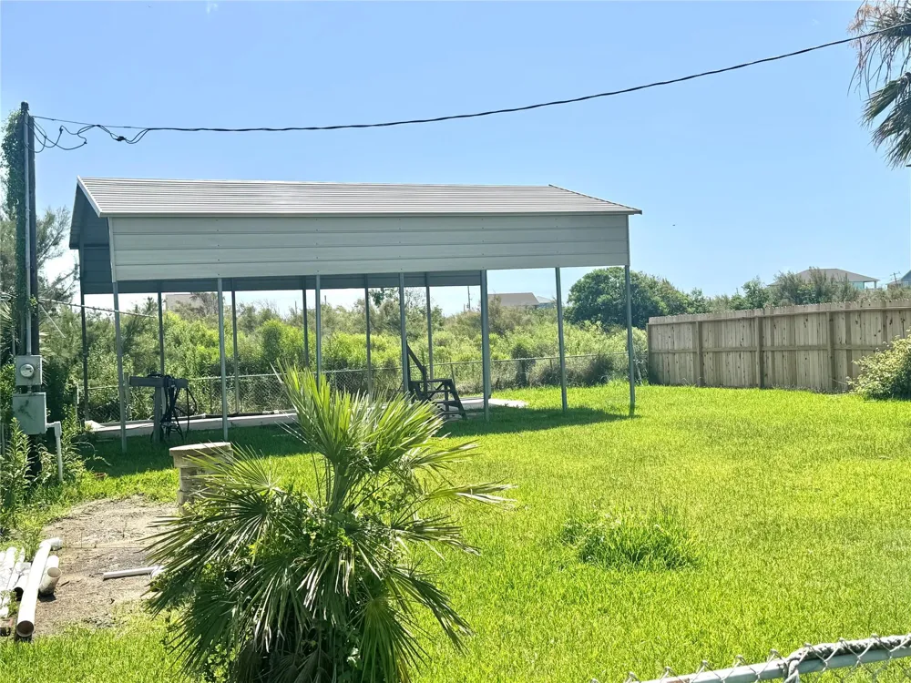 1048 Blacks Slip Gilchrist, TX 77617