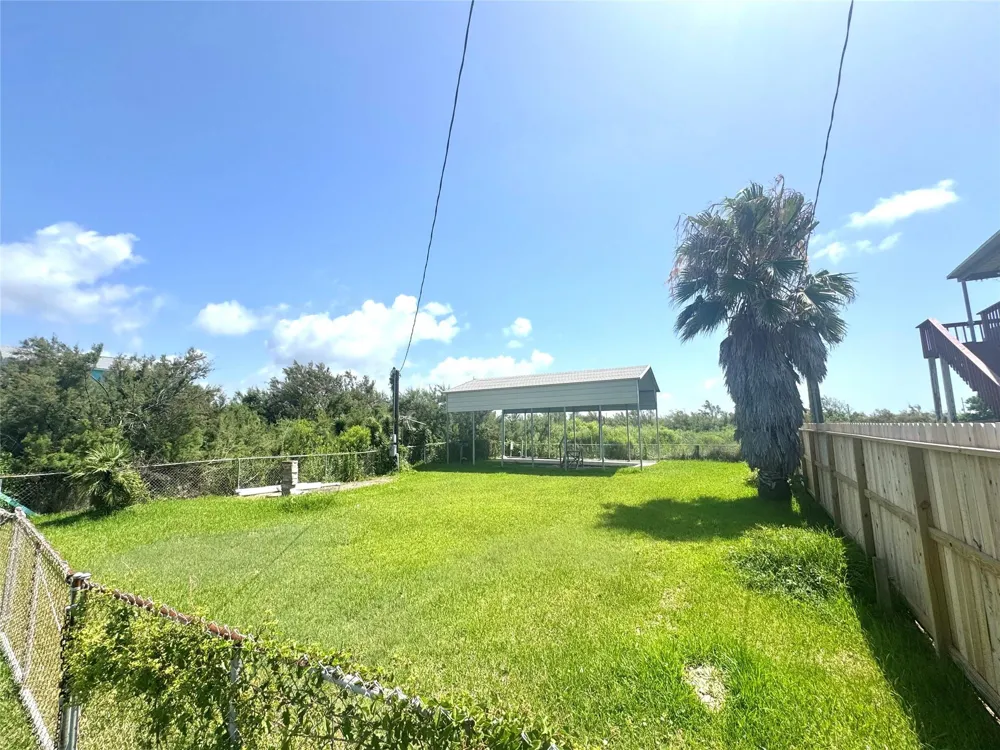 1048 Blacks Slip Gilchrist, TX 77617