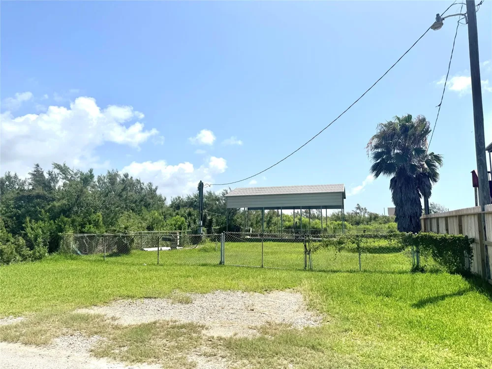 1048 Blacks Slip Gilchrist, TX 77617