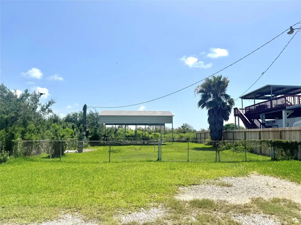 1048 Blacks Slip Gilchrist, TX 77617