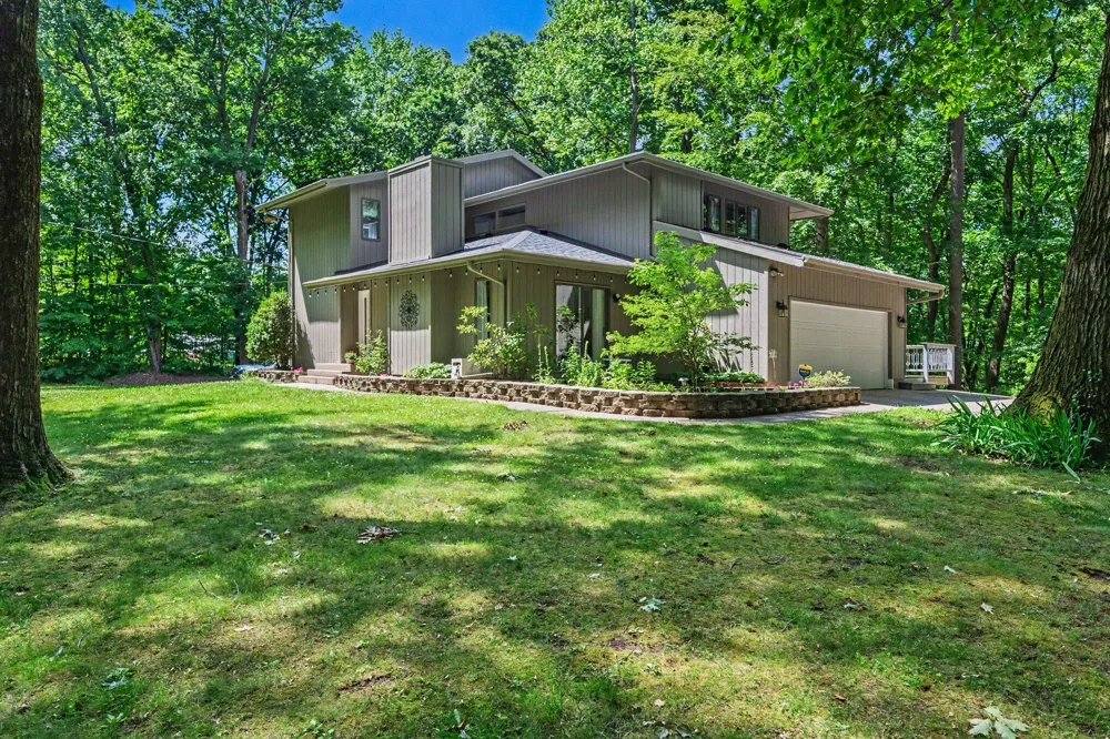 8656 W R AVENUE Kalamazoo, MI 49009