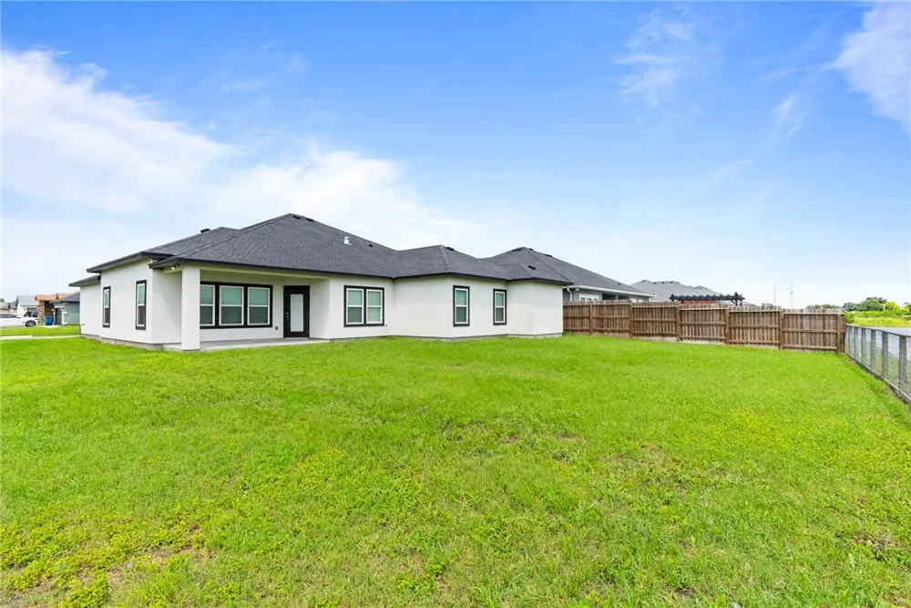100 Speargrass Odem, TX 78370