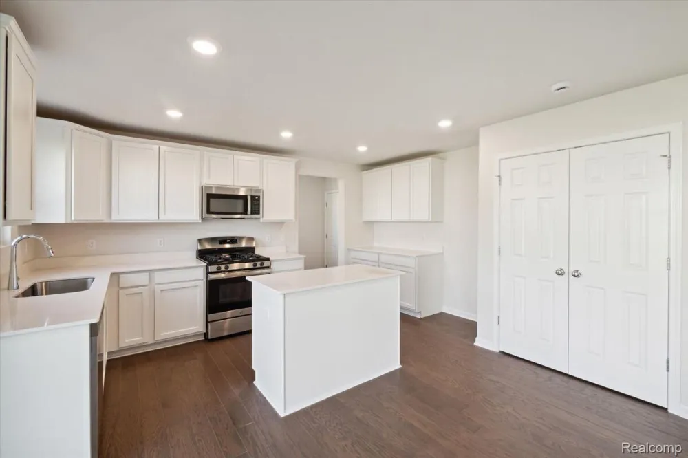 368 Edge Brook Drive Holly Township, MI 48442