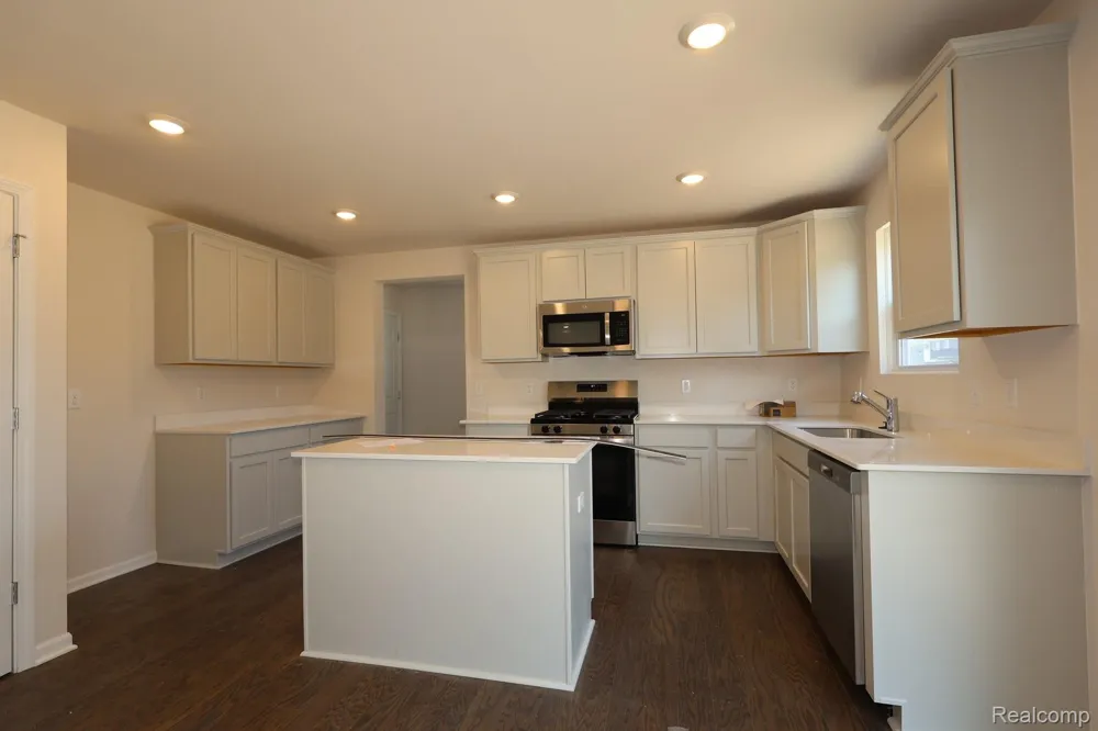368 Edge Brook Drive Holly Township, MI 48442