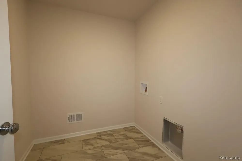 368 Edge Brook Drive Holly Township, MI 48442