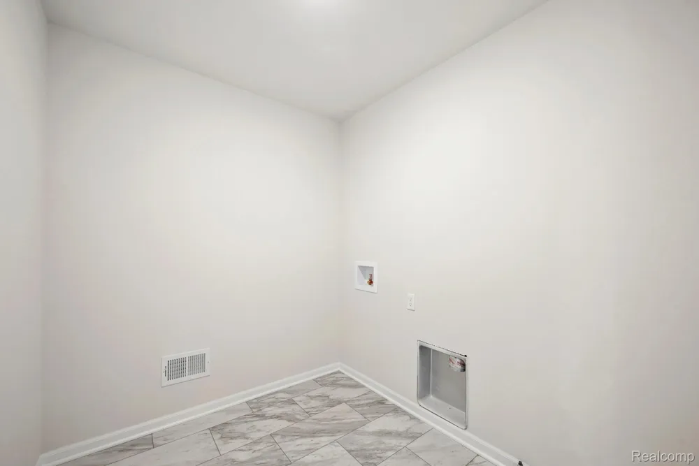 368 Edge Brook Drive Holly Township, MI 48442