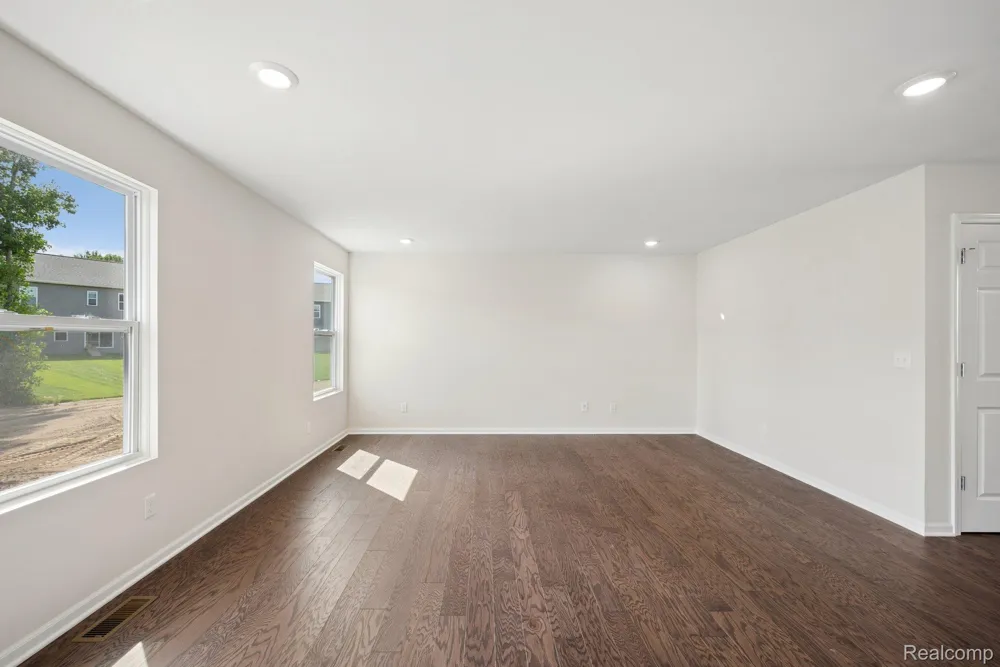 368 Edge Brook Drive Holly Township, MI 48442