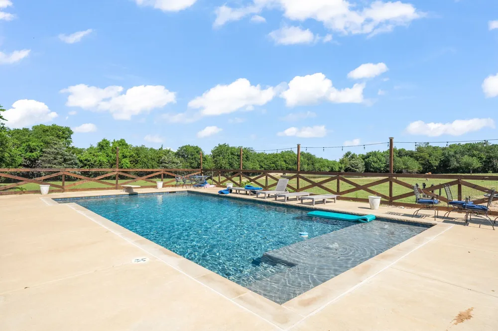 518 E College Street Gunter, TX 75058