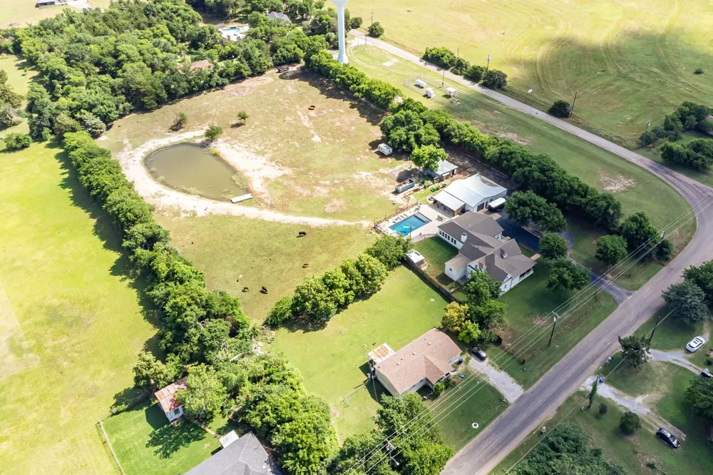 518 E College Street Gunter, TX 75058