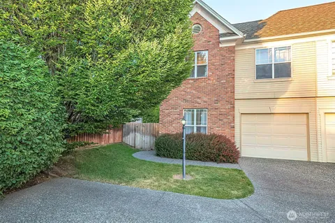 278 NE Deccio Road